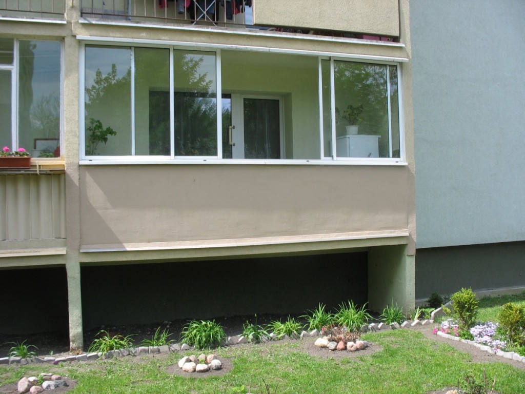 Mieszkanie na parterze z zabudową balkonową zmniejszającą ryzyko włamania