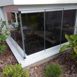 Bezramowa zabudowa balkonu w domu