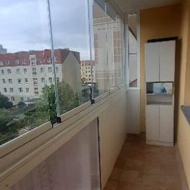 Bezramowa zabudowa balkonu od środka