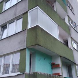 Bezramowa zabudowa balkonu w bloku