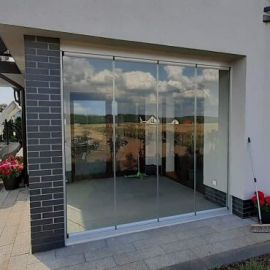 Bezramowa zabudowa balkonu